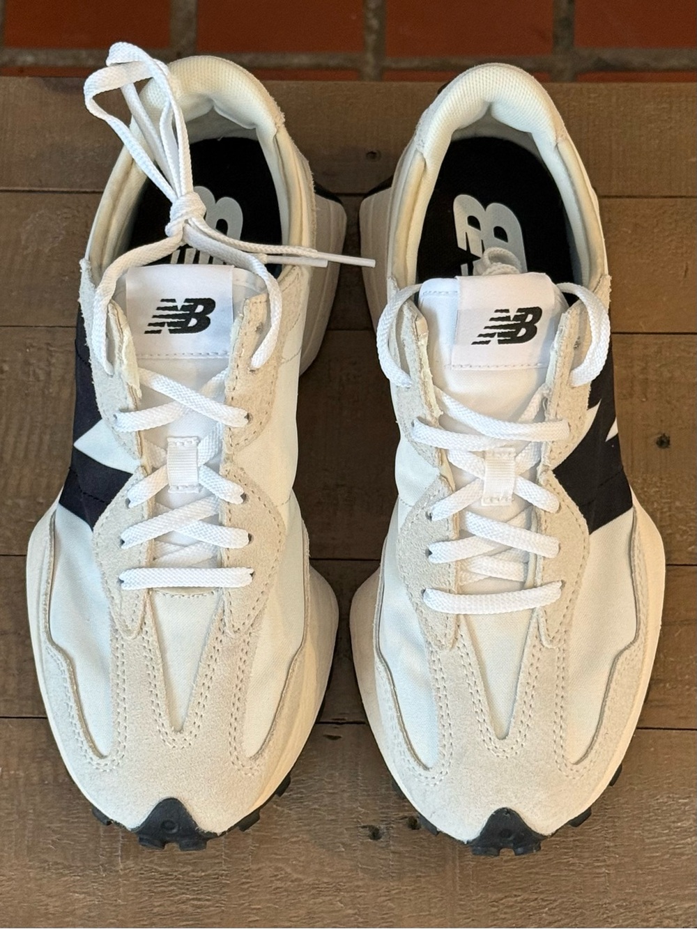 EUC New Balance Women’s 327 Sneakers in White/Black - Like New - Picture 3 of 11